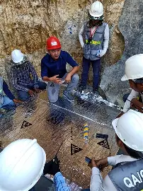 Dán màng SikaBit W-15 lên vữa SikaBit-1 còn ướt
